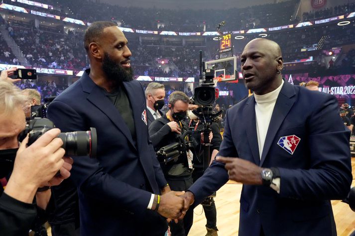 LeBron James og Michael Jordan hittust í hálfleik á stjörnuleik NBA 2022 þar sem 75 bestu leikmenn í sögu deildarinnar voru heiðraðir.