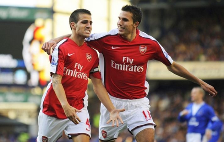 Robin van Persie fagnar marki með Cesc Fabregas.