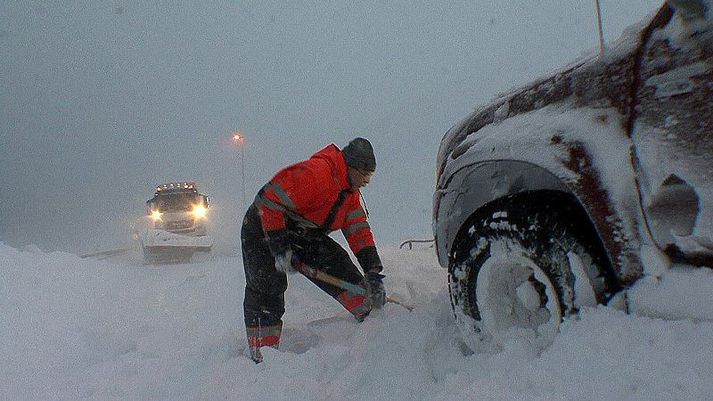 Björgunarsveitarmenn bjarga fólki í föstum bílum á norðanverðu landinu.