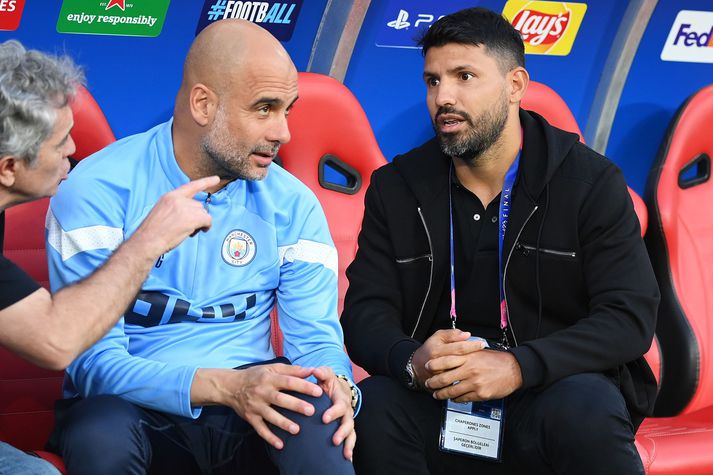 Pep Guardiola ræðir málin við Sergio Aguero í aðdraganda úrslitaleik Meistaradeildarinnar 2023.