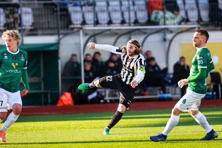 Óskar Örn Hauksson kemur KR í 1-0 á móti Blikum.