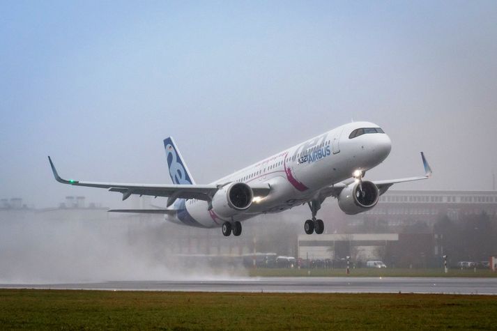 Airbus A321 LR í fyrsta flugtaki í Hamborg í gær.