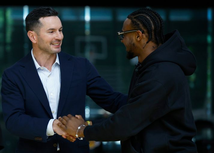 JJ Redick og Bronny James voru viðstaddir blaðamannafundinn ásamt Rob Pelinka og Dalton Knecht sem var sautjánda valið.