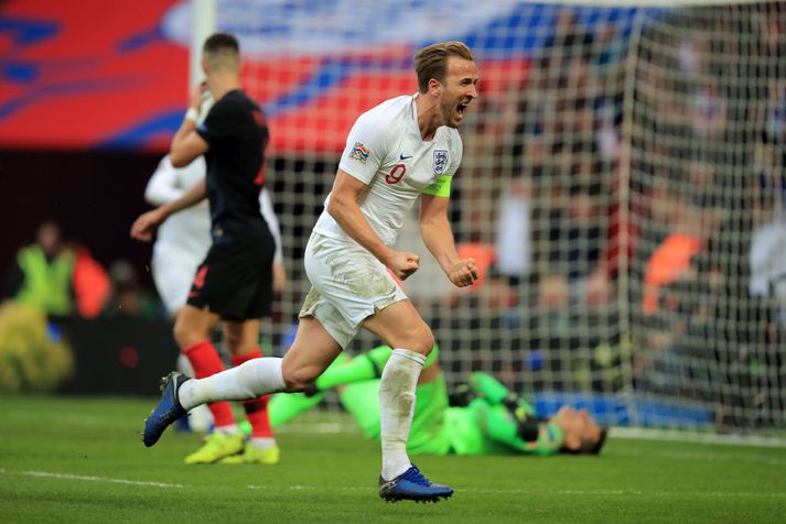 Kane fagnar markinu á Wembley í gær.