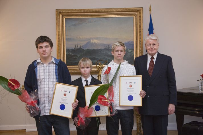 Forseti Íslands ásamt vinningshöfum