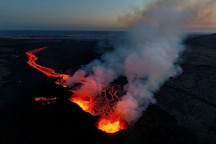 Dregið hefur úr eldgosinu en gasmengun er enn mikil.