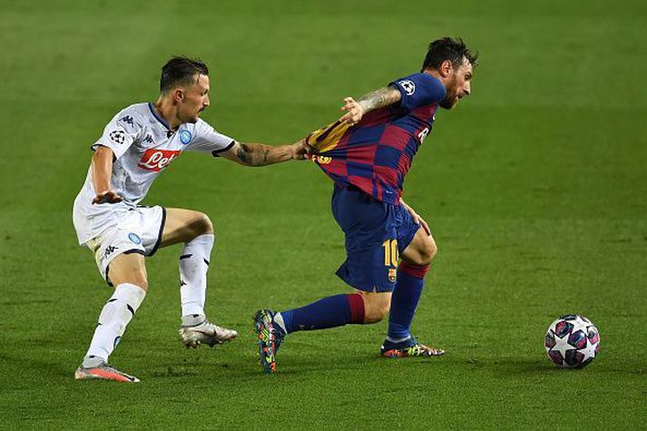 Messi í baráttunni í kvöld. Hann skoraði eitt mark og annað sem var dæmt af vegna hendi.