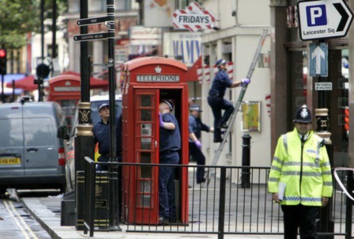 Lögreglumenn kanna vettvang nærri Piccadilly Circus í morgun.