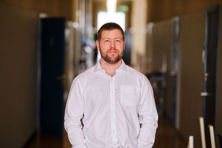 Hafsteinn Einarsson, deildarforseti iðnaðarverkfræði-, vélarverkfræði- og tölvunarfræðideildar Háskóla Íslands, er ekki smeykur við að gervigreind sé á barmi þess að útrýma mannkyninu. Hún gæti þó haft margvíslegar hættur í för með sér ef ekki er gætilega farið.