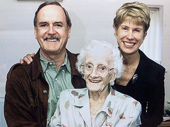 John Cleese ásamt móður sinni og fyrrverandi eiginkonu, Alyce Eichelberger.