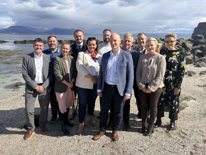 Sturlaugur ásamt bæjarstjórn Akraneskaupstaðar og Steinari Adolfssyni.