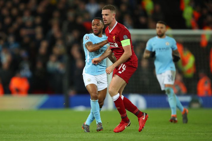 Raheem Sterling kemst ekkert áfram á móti Jordan Henderson og félögum.