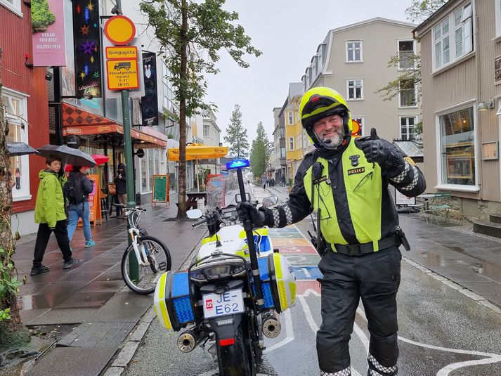 Árni Friðleifsson aðalvarðstjóri. Lögregla þarf að hafa stöðugt eftirlit með göngugötunni á Laugavegi, af því að fæstir skilja reglurnar, og ótækt er að loka götunni alveg.