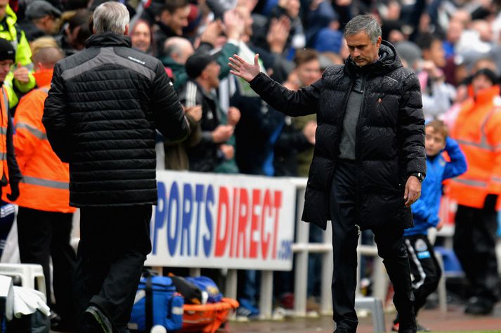 Jose Mourinho þakkar Alan Pardew fyrir leikinn.