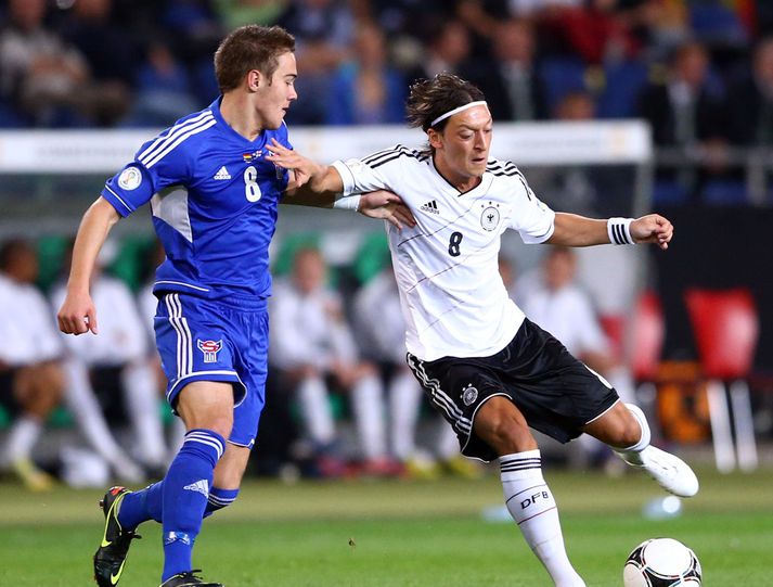 Hallur Hansson reynir hér að stöðva Mesut Özil í kvöld.