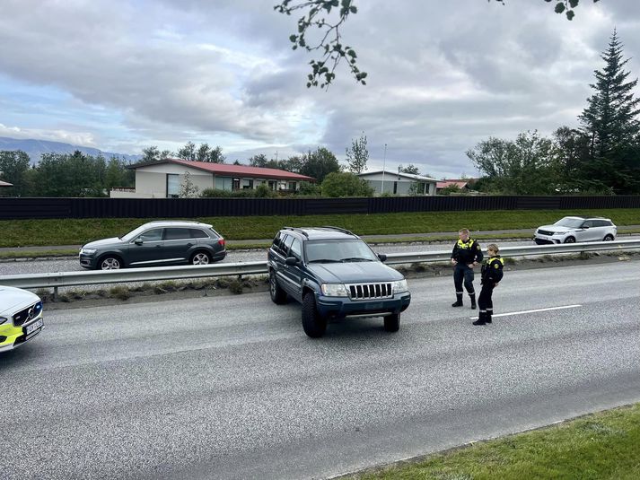 Jeppinn var skilinn eftir þvert yfir götuna. 