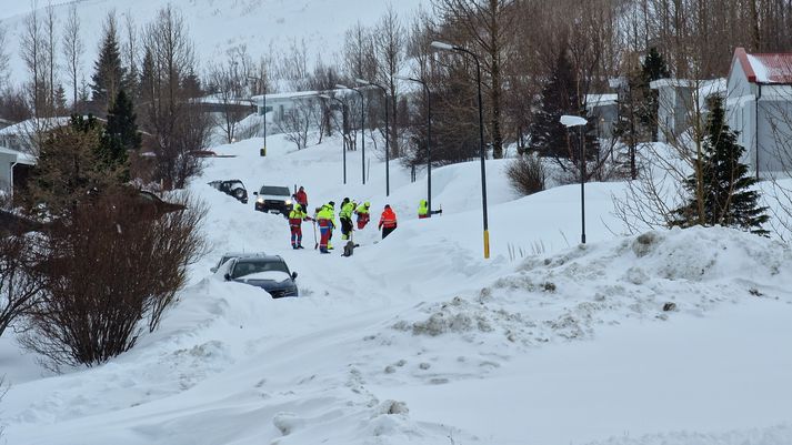 Bæði snjó- og krapaflóð hafa fallið í dag en þó ekki alvarleg. 