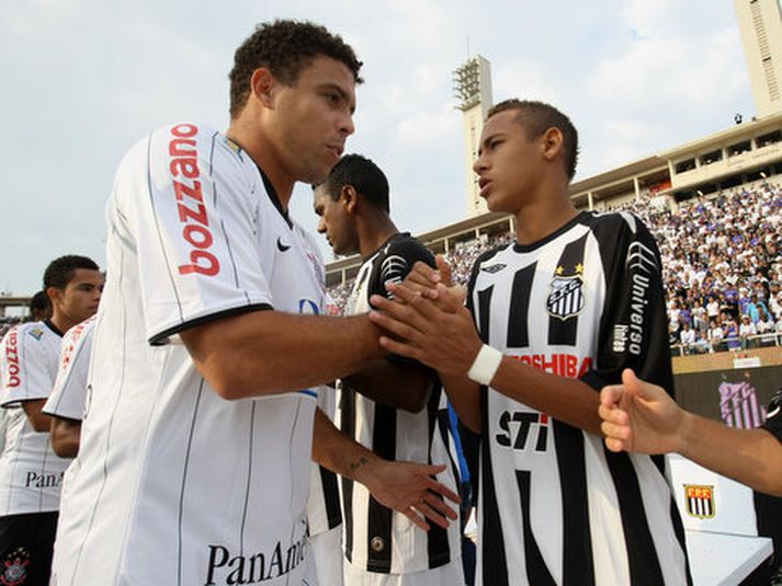 Neymar heilsar Ronaldo fyrir leik þeirra um daginn.