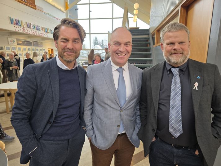 Sævar Helgason, skólastjóri (fyrir miðju), ásamt Pétri G. Markan, bæjarstjóra Hveragerðisbæjar (t.v.) og Magnúsi Þór Jónssyni, formanni Kennarasambands Íslands þegar opna húsið var í skólanum 17. október.