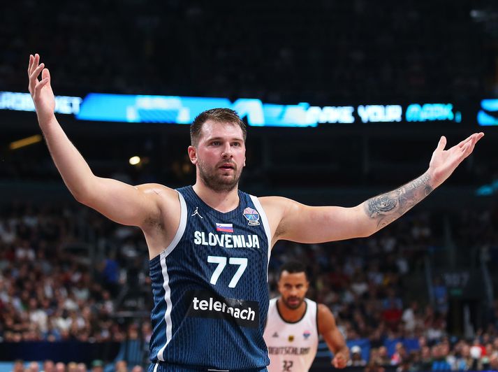 Luka Doncic lenti í villuvandræðum gegn Þýskalandi eins og nokkrir aðrir leikmenn Slóveníu.