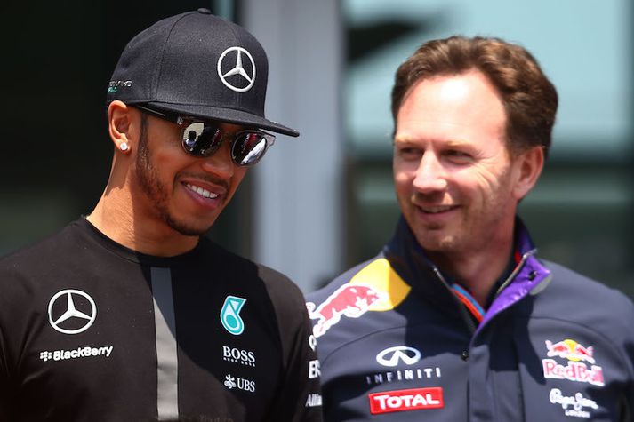 Lewis Hamilton og Christian Horner ræða málin.