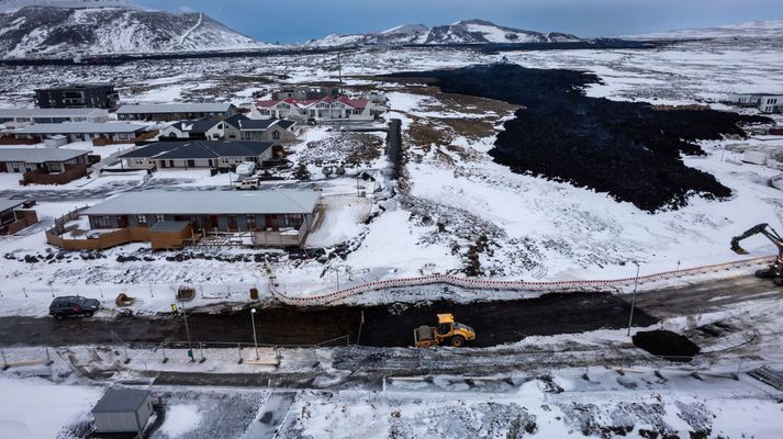 Búið er að hafa samband við þá sem fá að fara inn í bæinn í dag.