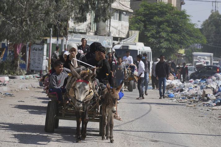 Palestínskar fjölskyldur á flótta frá norðurhluta Gasastrandarinnar í gær. 