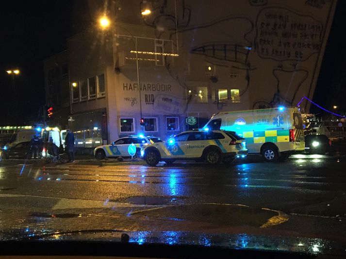 Slysið varð á gatnamótum Norðurstígs og Geirsgötu í miðbæ Reykjavíkur.