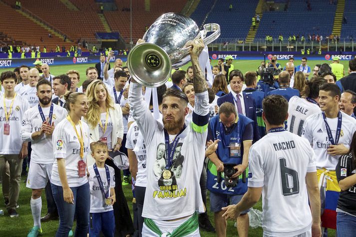 Sergio Ramos, fyrirliði Real Madrid, með Meistaradeildarbikarinn.