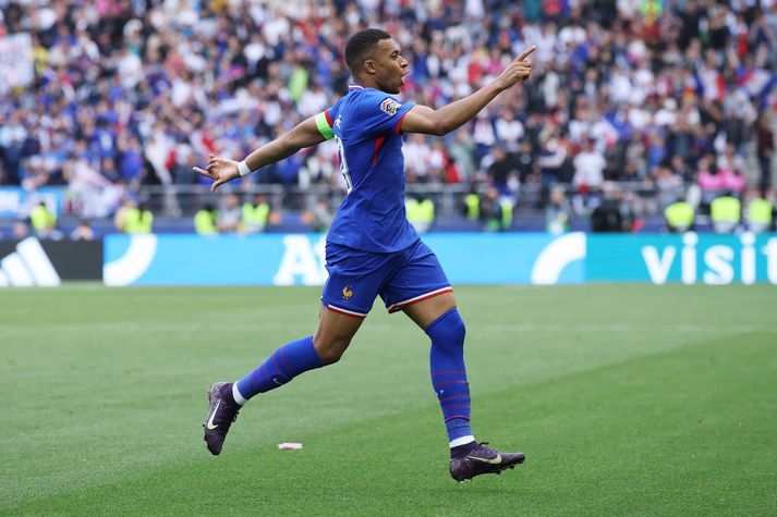 Kylian Mbappe kom Frökkum yfir undir lok fyrri hálfleiks.