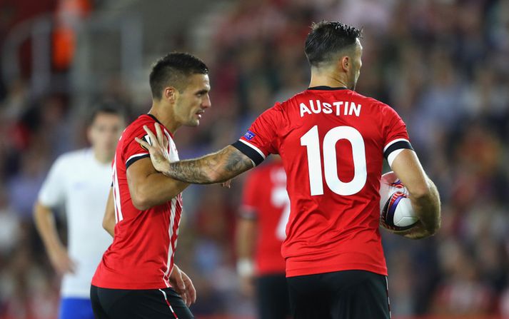 Dusan Tadic og Charlie Austin rífast um hvor eigi að taka vítið í kvöld.