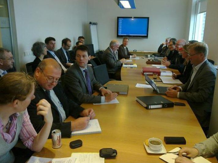 Fundurinn hófst klukkan ellefu í kvöld.