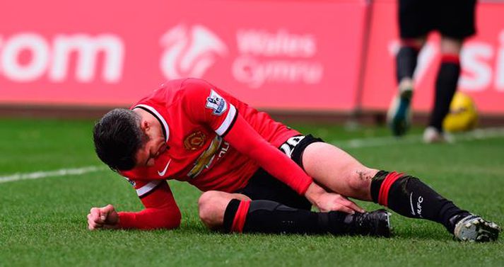 Van Persie meiddist í leiknum gegn Swansea í gær.