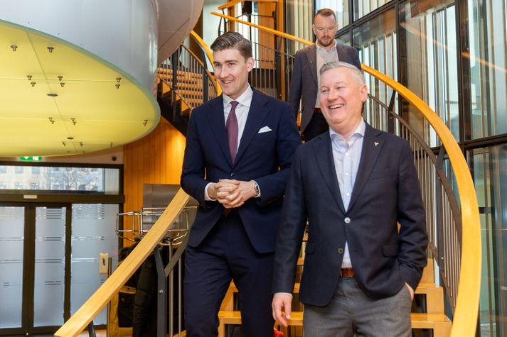 Snorri Másson og Jens Garðar Helgason. Í bakgrunni má sjá Ragnar Þór Ingólfsson Flokki fólksins. Jens Garðar er nú, meðal annars, sakaður um að vera kominn í sóðalega keppni um atkvæði við Snorra Másson, sem einnig hefur fengið það óþvegið á samfélagsmiðlum.