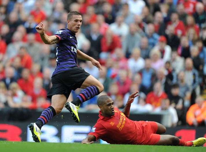 Podolski skorar hér gegn Liverpool eftir sendingu Cazorla.