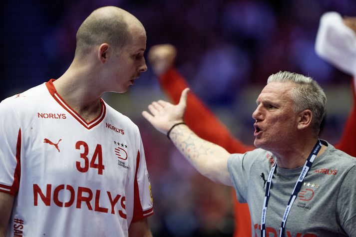 Nikolaj Jacobsen, þjálfari danska landsliðsins, fattaði ekki strax að Simon Hald væri óleikfær inn í klefa og að hann myndi því ekki spila seinni hálfleikinn.