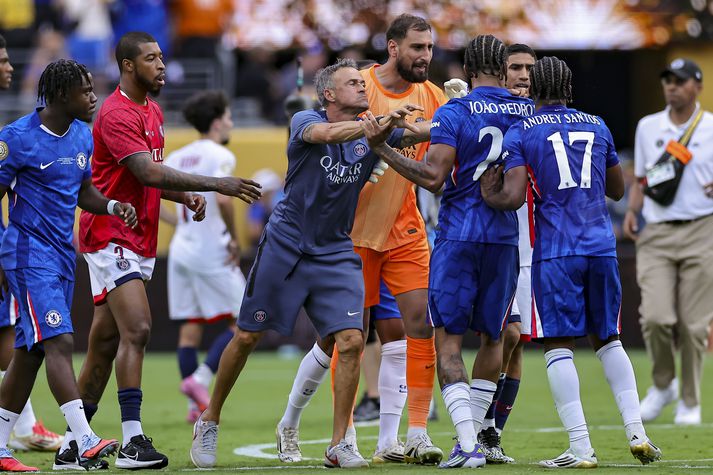 Luis Enrique segist hafa verið að stilla til friðar en það var ekki að sjá. Hér ýtir hann Chelsea manninum Joao Pedro.