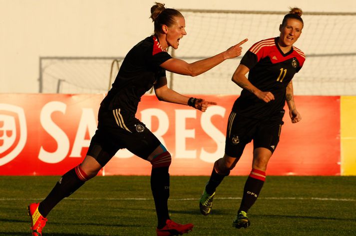 Simone Lauderhr fagnar hér jöfnunarmarki sínu í kvöld.