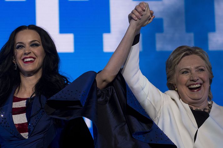 Tónlistarkonan Katy Perry söng fyrir viðstadda á kosningafundi Hillary Clinton í Pennsylvaníuríki um helgina.