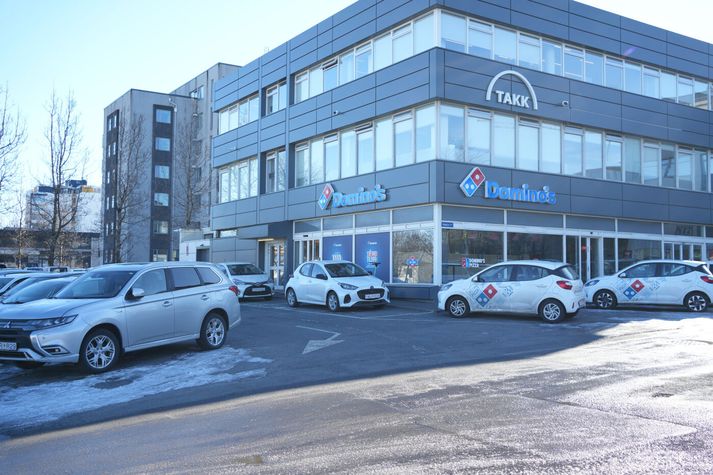 Bílastæðið er meðal annars notað af viðskiptavinum Domino's og Veiðifélagsins auk starfsmanna fleiri fyrirtækja.