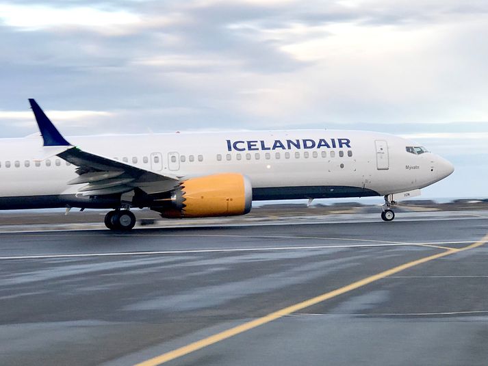 Vél Icelandair á Keflavíkurflugvelli.