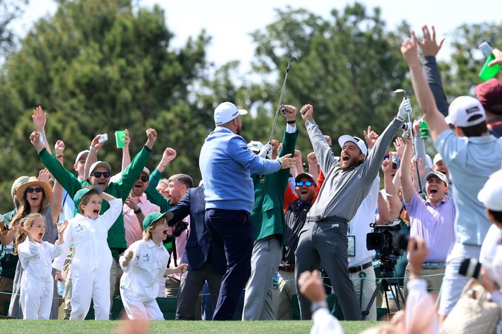 Börnin ætluðu varla að trúa því þegar pabbinn fór holu í höggi. 