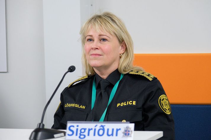 Sigríður Björk Guðjónsdóttir ríkislögreglustjóri hefur lýst yfir neyðarstigi almannavarna sem tekur gildi á miðnætti.