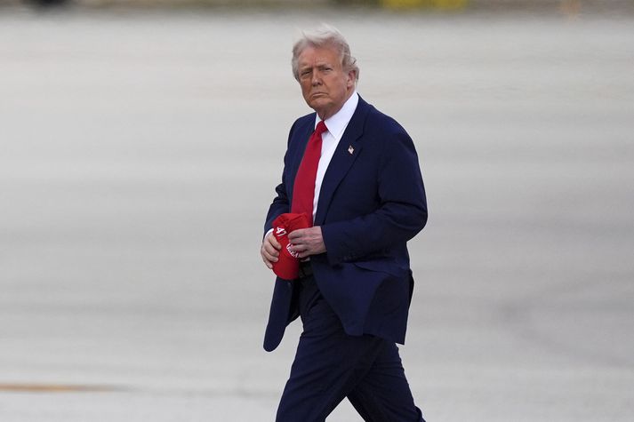 Donald Trump hefur frestað fyrirhuguðu TikTok banni um að minnsta kosti 75 daga á meðan viðræður um mögulega sölu til Bandaríkjanna standa yfir.