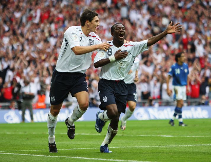 Shaun Wright-Phillips fagnar markinu með Gareth Barry.
