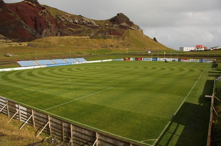 Hásteinsvöllur hefur alltaf verið lagður grasi, eins og á þessari mynd, en núna er komið gervigras sem á vantar gúmmíkurl.