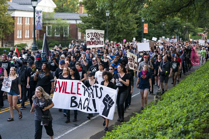 Háskólanemar og vinstrisinnaðir hópar gengu í Charlottesville í gær í tilefni þess að ár er liðið frá samkomu hægriöfgamanna þar. Mótmæltu þeir hatursboðskap hvítra þjóðernissinna.