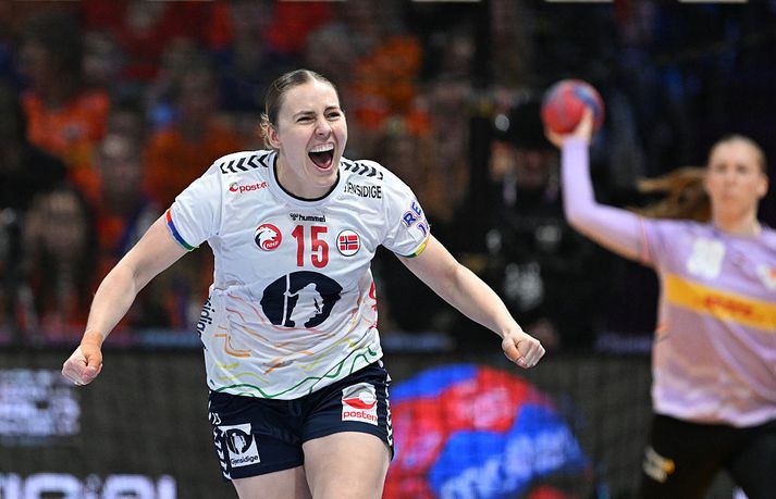 Vilde Ingstad fagnar gegn Hollendingum í kvöld, í stórsigri þeirra norsku.