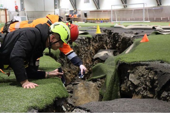 Thierry Favre, fulltrúi UEFA, kynnir sér aðstæður í Hópinu, knatthúsi Grindavíkur.