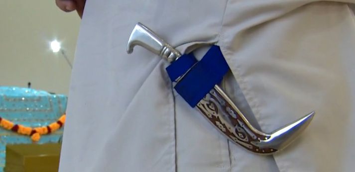 Fjölskylda drengsins er Sikh-trúar og er þar sem mikið er lagt upp úr því að bera hníf, svokallaðan Kirpan, á öllum stundum.